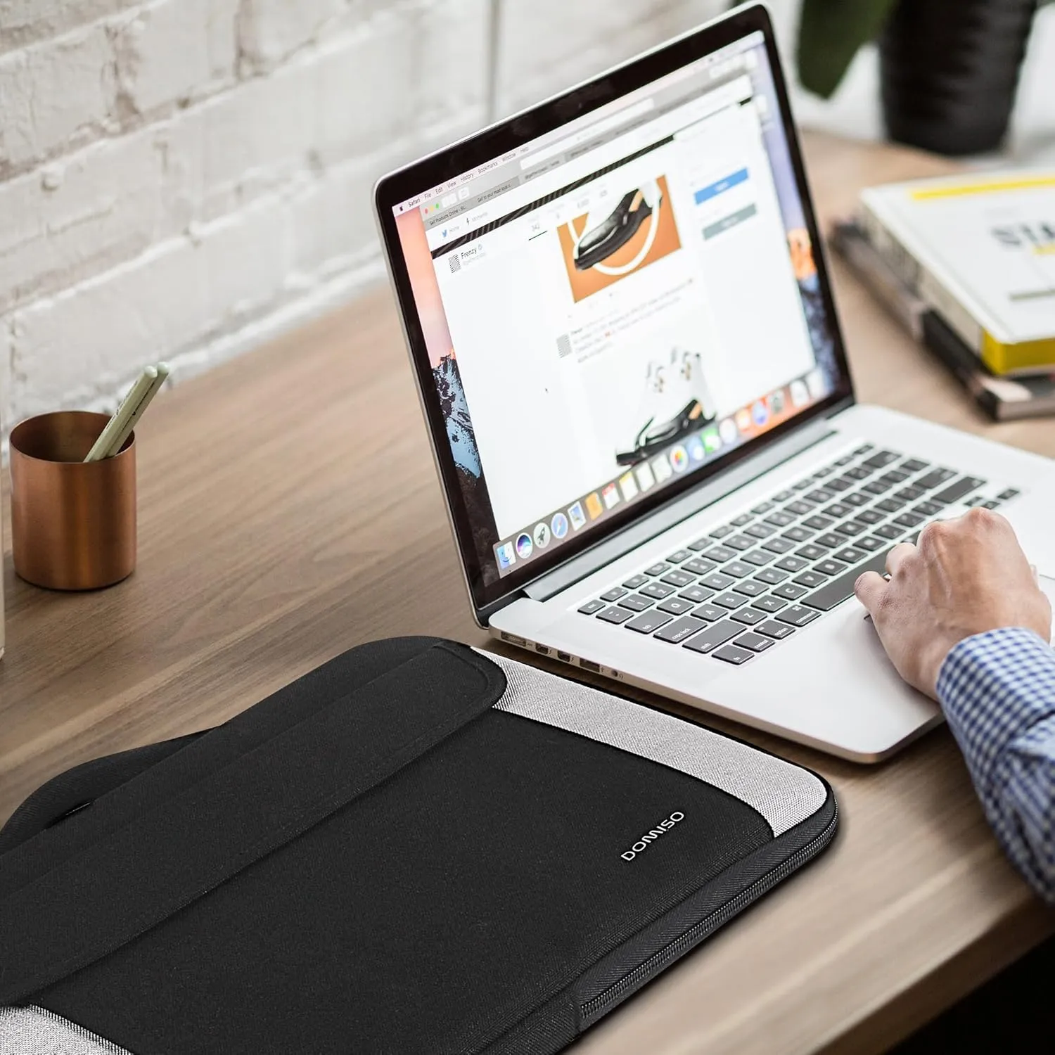 DOMISO 15.6 Inch Waterproof Laptop Sleeve with Retractable Handle Portable Tablet Case Bag for 15.6" Laptops/Lenovo Yoga 720 IdeaPad 310 320 / Acer Aspire E15 / HP ENVY 15 / Dell XPS 15, Black